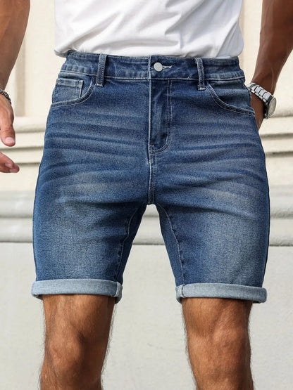 شورت جينز رجالي صيفي، بنسيج أزرق كلاسيكي. تصميمه بسيط، عملي، وعصري.